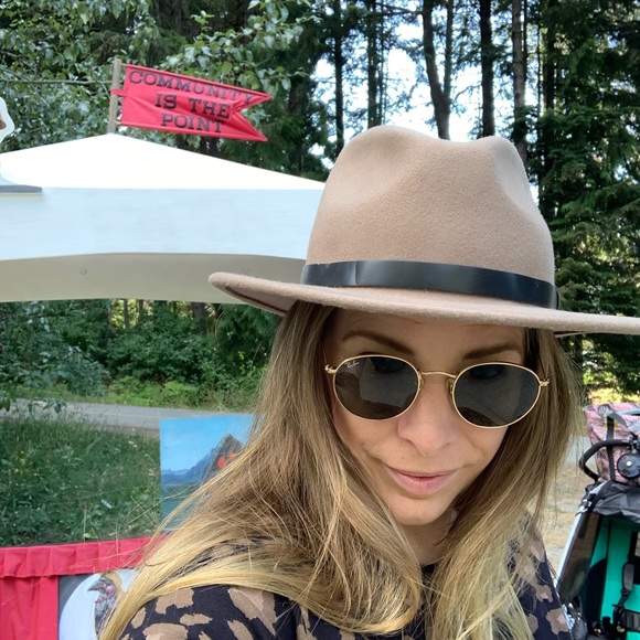 Meet your Posher, Amanda - Picture 2 of 3